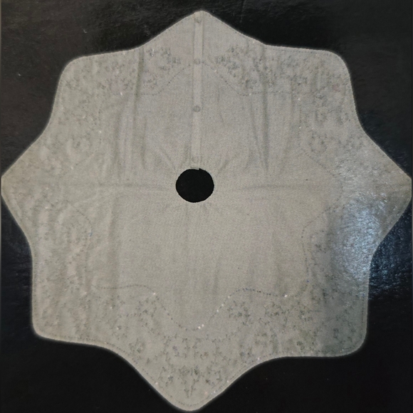 LOT Christmas Shoppe 52" Tree Skirt Holiday NWT Santa's Best 4 Stockings White - Picture 7 of 13